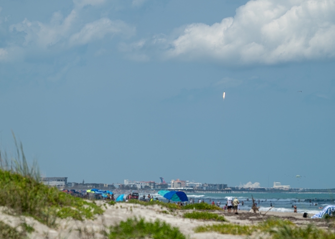 SpaceX 通过在卡纳维拉尔角发射的猎鹰 9 火箭执行星链任务，庆祝五一节和全国航天日